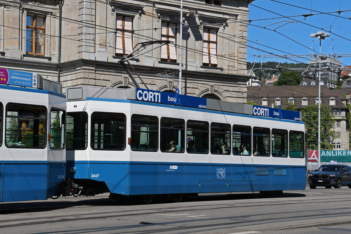 Be 2/4 2427, auf der Linie 7, f�hrt am 24.07.2026 als Zweitwagen zur Haltestelle beim Bahnhofplatz in Z�rich.