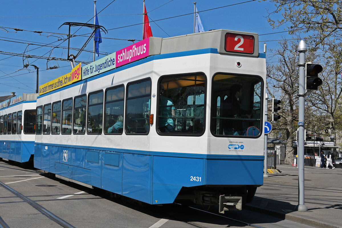 Be 2/4 2431, auf der Linie 2, verlässt am 12.04.2024 als Zweitwagen die Haltestelle Bellevue. Aufnahme Zürich.