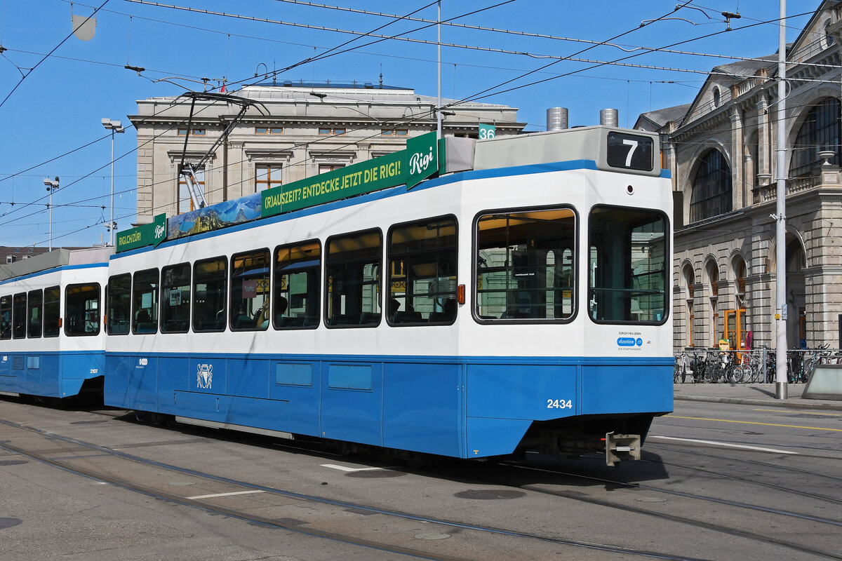 Be 2/4 2434, auf der Linie 7, fährt am 22.08.2024 zur Haltestelle beim Bahnhofplatz in Zürich.