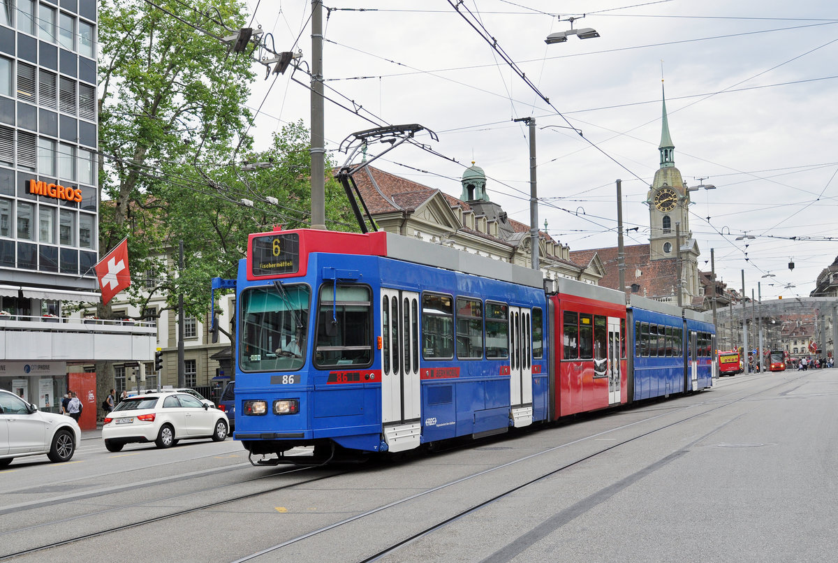 Be 4/10 86 der RBS, auf der Linie 6, fährt zur Haltestelle beim Bubenbergplatz. Die Aufnahme stammt vom 09.06.2017.