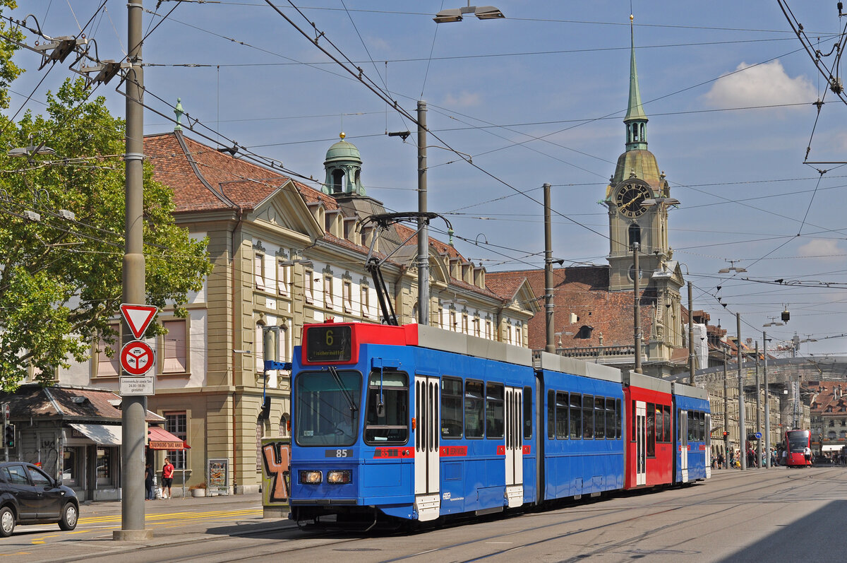 Be 4/10 Nr. 85 der RBS, auf der Linie 6, fährt am 12.08.2015 zur Haltestelle Hirschengraben.