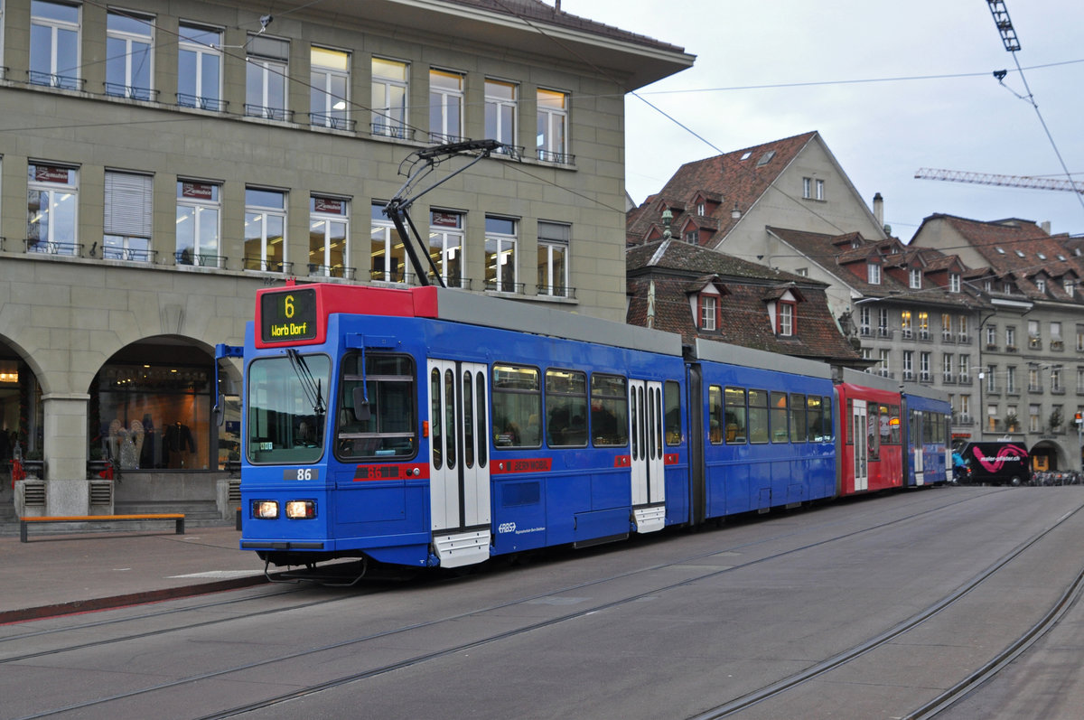 Be 4/10 Nr. 86 der RBS, auf der Linie 6, bedient die Haltestelle am Casinoplatz. Die Aufnahme stammt vom 19.12.2018.