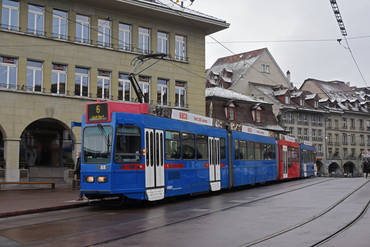 Be 4/10 Nr. 88 der RBS, auf der Linie 6, bedient die Haltestelle beim Casinoplatz. Die Aufnahme stammt vom 06.12.2021.