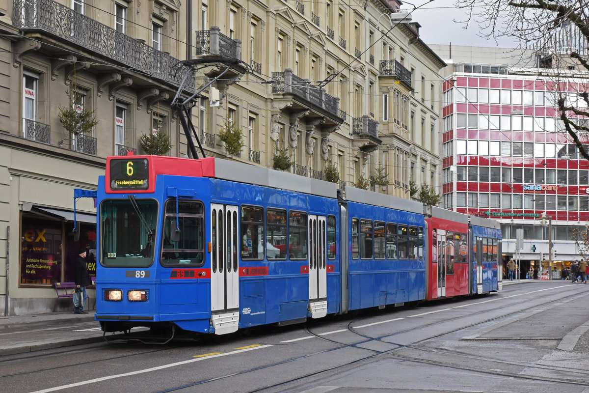 Be 4/10 Nr. 89 der RBS, auf der Linie 6, bedient die Haltestelle Hirschengraben. Die Aufnahme stammt vom 21.12.2019.