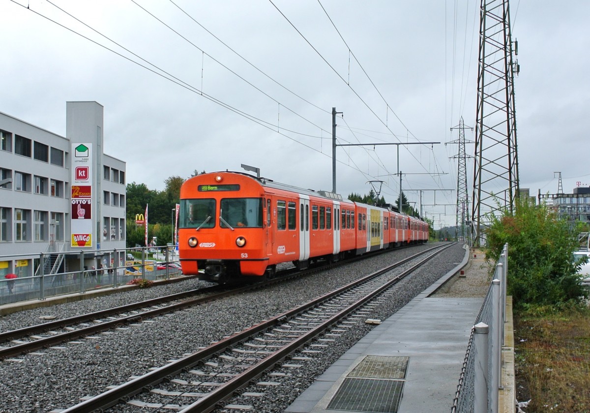 Be 4/12 53 und Be 4/8 42 bei Einfahrt in Zollikofen, 10.10.2013.

