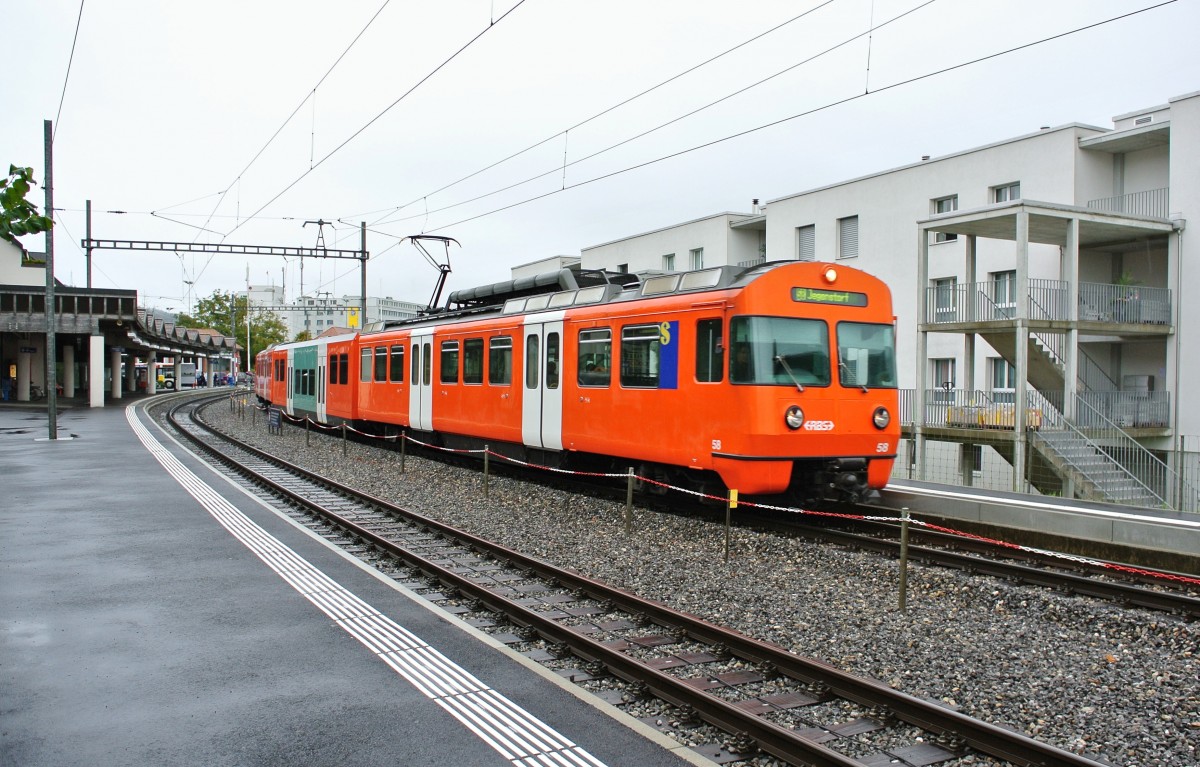 Be 4/12 Nr. 58 bei Ausfahrt in Schnbhl, 10.10.2013.