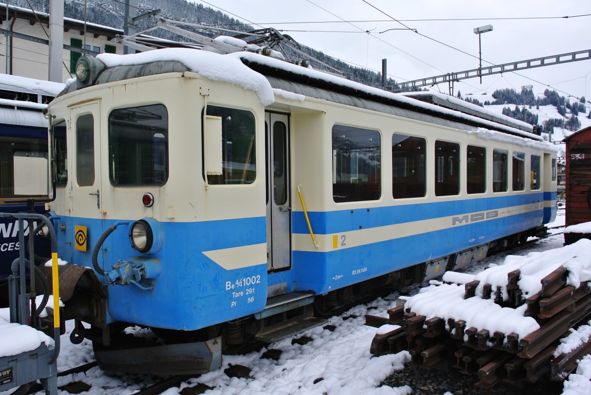 Be 4/4 1002 abgestellt in Zweisimmen. Dieser Triebwagen wird schon seit Jahren nicht mehr im Linieneinsatz gebraucht. Während den Wintermonaten wird er jeweils für einen Schneepflugdienst eingesetzt, 24.11.2013.