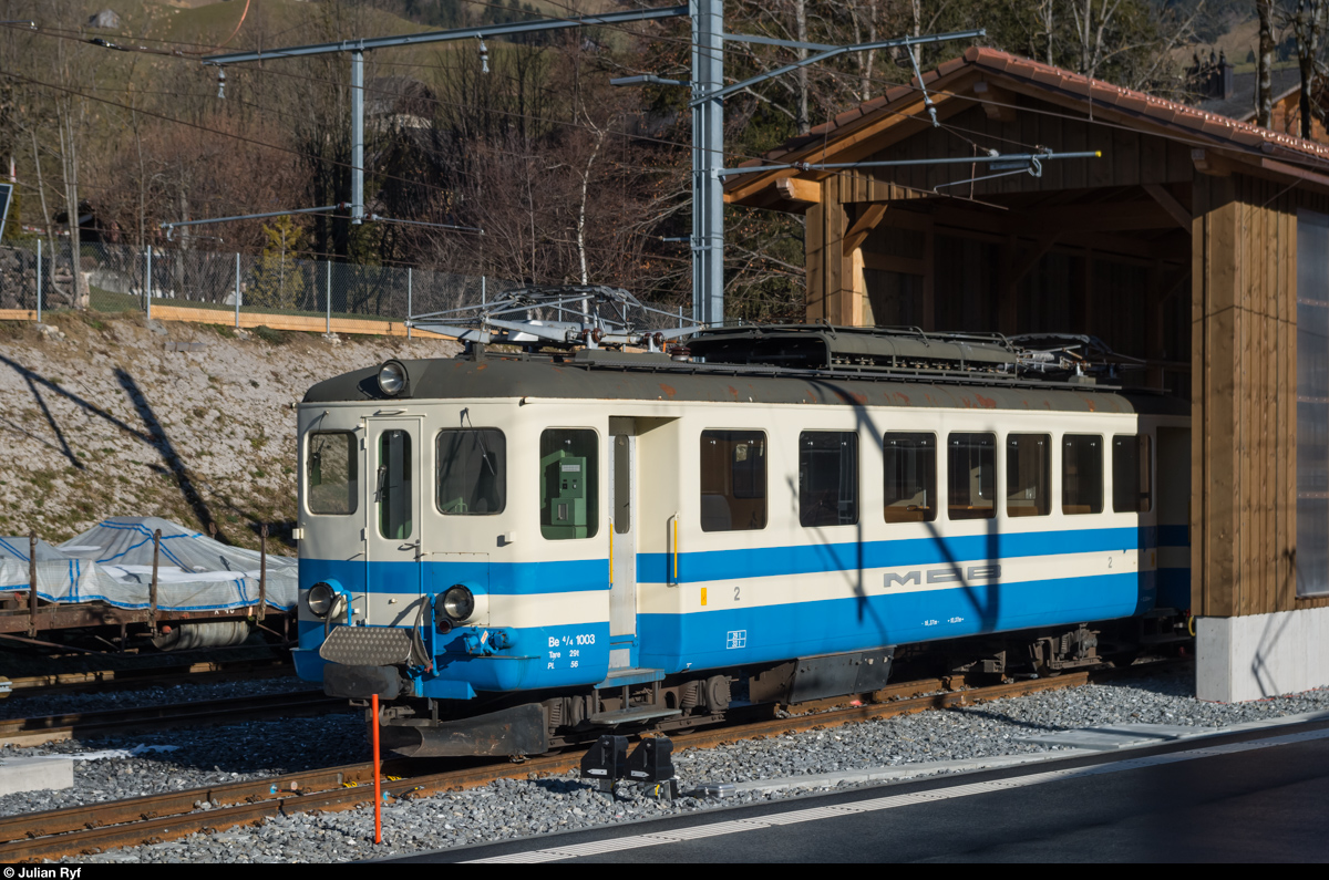 Be 4/4 1003 ex-FLP steht am 24. Dezember 2015 in Château-d'Oex vor der Remise.