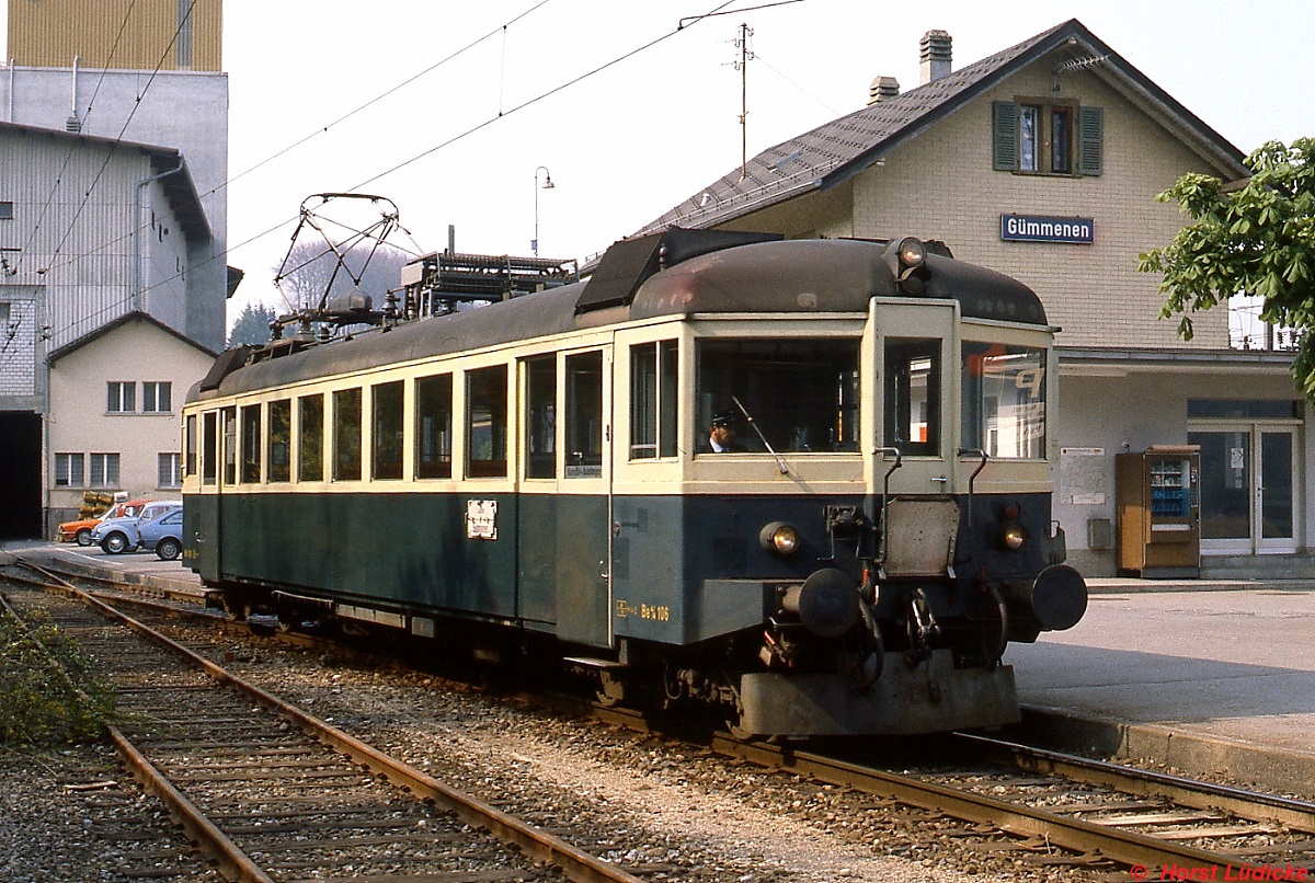 Be 4/4 106 der Sensetalbahn im Mai 1980 in Gümmenen. Das Fahrzeug stammte von der Südostbahn. Die Sensetalbahn führte von Gümmenen über Laupen nach Flamatt. Das Teilstück von Gümmenen nach Laupen wurde 1993 stillgelegt.