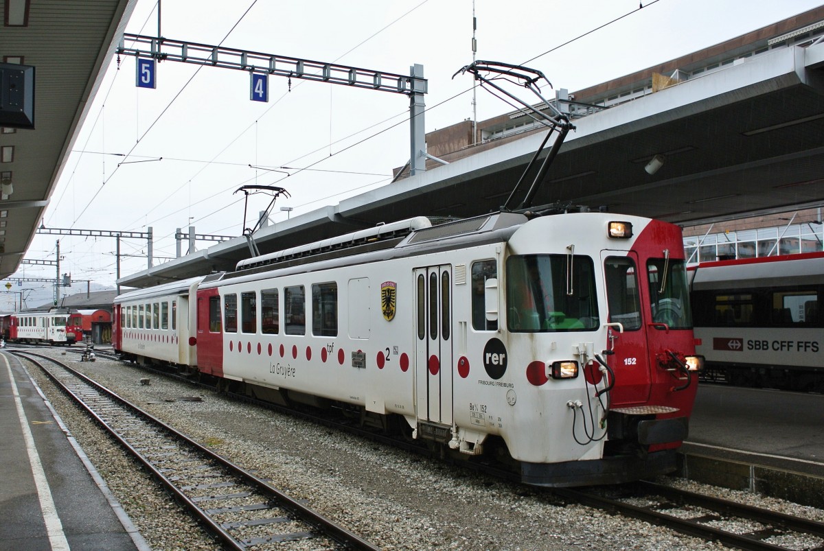 Be 4/4 152 und Bt 255 in Bulle, 14.01.2014.

