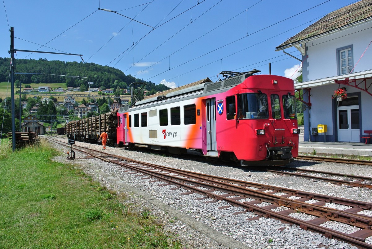 Be 4/4 2 hat nun fertig rangiert und steht mit zwei beladenen Holzwagen bereit zur Abfahrt in Ste-Croix nach Yverdon-les-Bains, 24.07.2014.