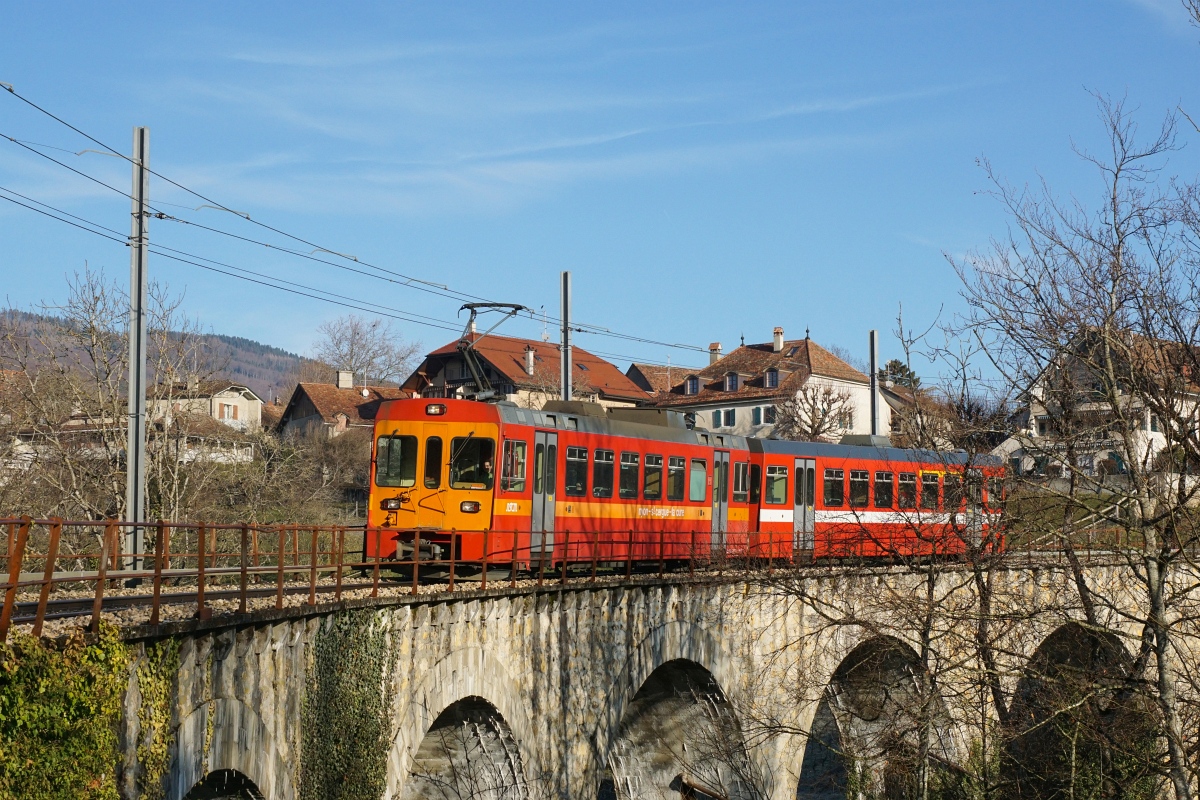 Be 4/4 201 und ABt 205 überqueren am 27.12.2015 auf dem Weg nach Nyon den Colline-Viadukt bei Givrins.