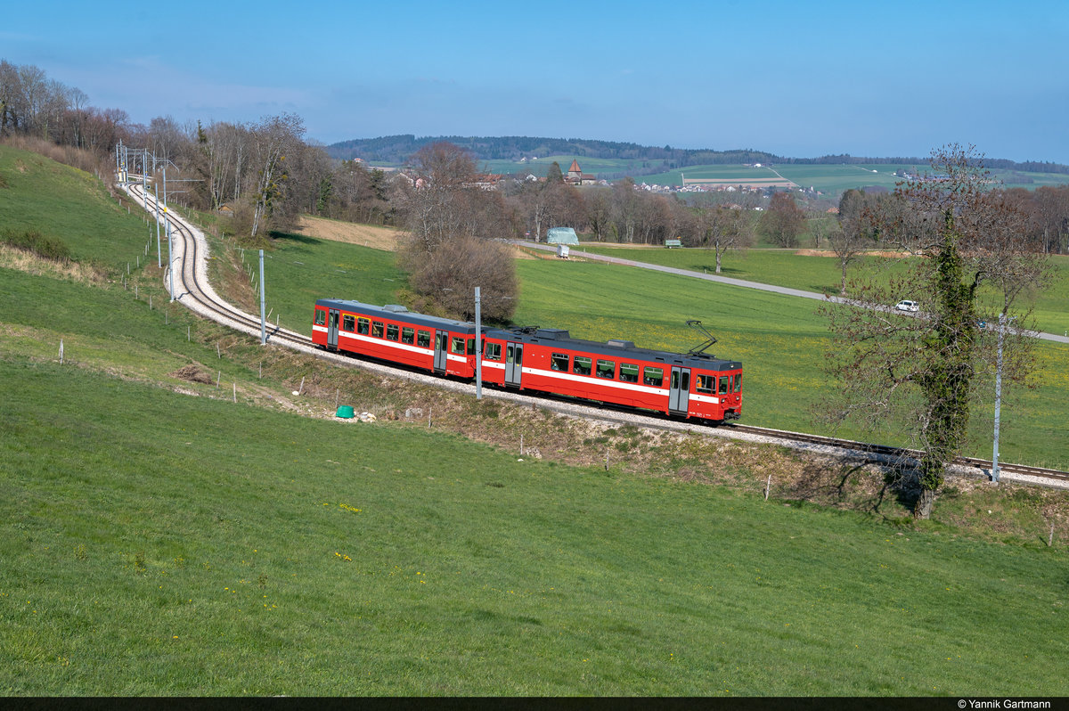 Be 4/4 204 ist am 17.04.2021 auf der NStCM unterwegs und konnte hier vor dem Bahnhof Le Muids bei Arzier-Le Muids aufgenommen werden.