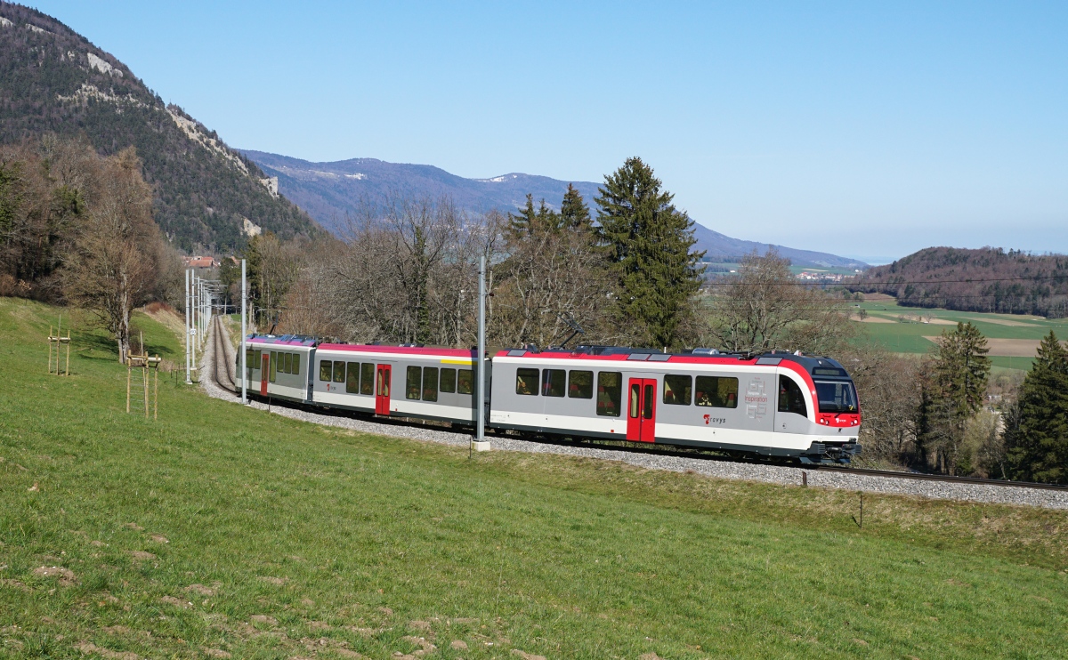 Be 4/4 3001 als Regio 45 nach Ste-Croix am 26.03.2016 unterhalb Six-Fontaines.