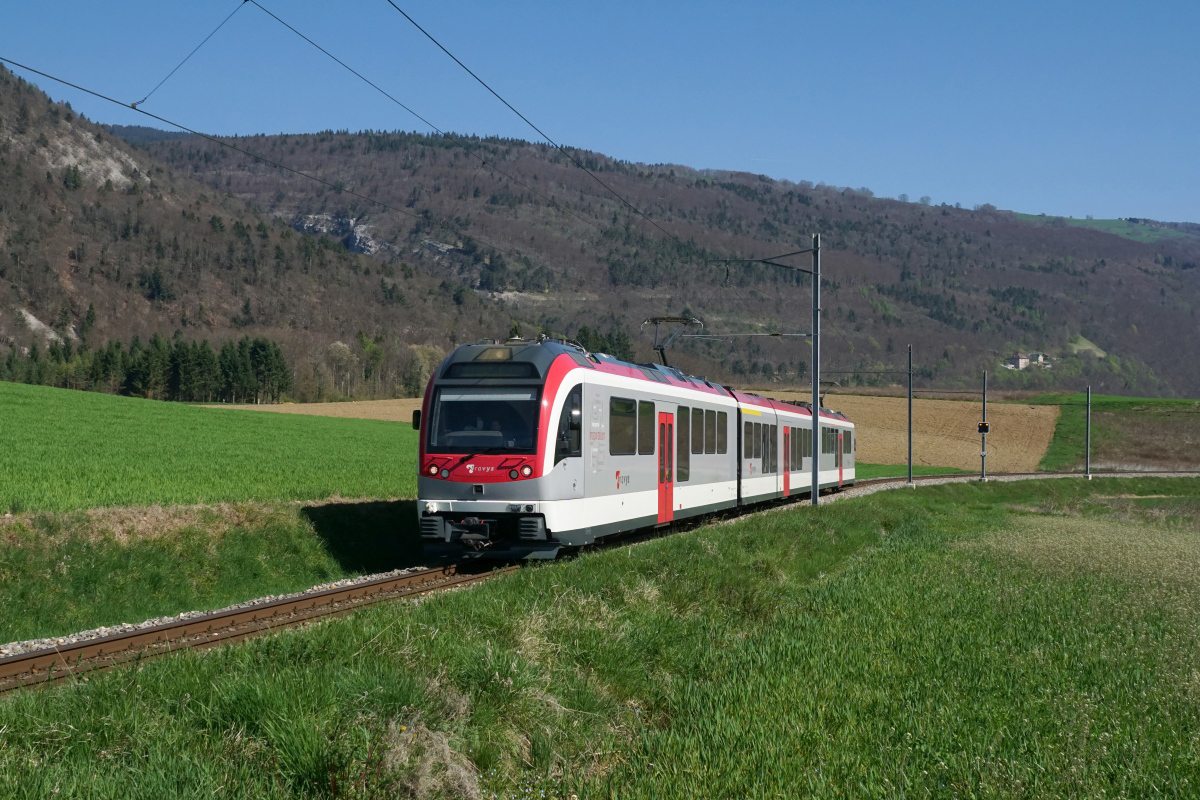 Be 4/4 3001 der TRAYS befindet sich am 09.04.2017 zwischen Vuiteboeuf und Baulmes.