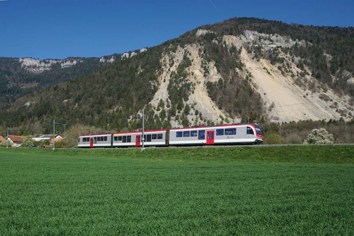 Be 4/4 3006 an der Spitze eines Regionalzuges Richtung Yverdon-les-Bains am 09.04.2017 bei Baulmes.