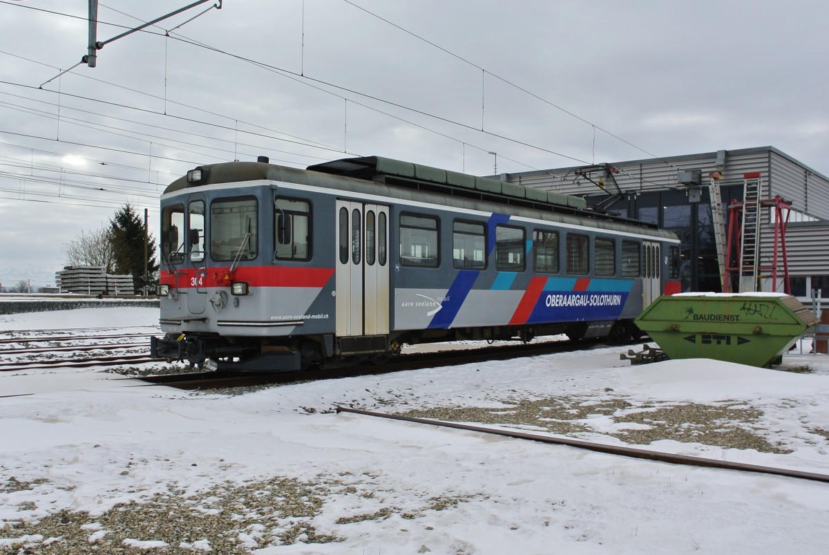 Be 4/4 304 ex. ASM Oberaargau-Solothurn (Bipperlisi) abgestellt vor dem BTI Depot in Siselen. Da die alten Pendelzüge im Oberaargau nicht mehr gebraucht werden, leben nun einige Triebwagen bei anderen Bahnen weiter, die Steuerwagen wurden grösstenteils verschrottet. Der Triebwagen im Bild wird nun bei der BTI für den Kiestransport gebraucht, 09.02.2015.