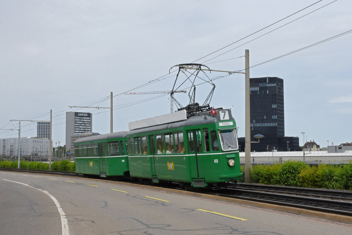 Be 4/4 413 zusammen mit dem B4 1408, auf der Museumslinie 7, fährt zur Endstation beim Depot Dreispitz, wo sich auch das Trammuseum befindet. Beim Depot wird der B4 1408 abgehängt, weil er noch nicht für Publikumsfahrten zugelassen ist. Die Aufnahme stammt vom 22.05.2022.