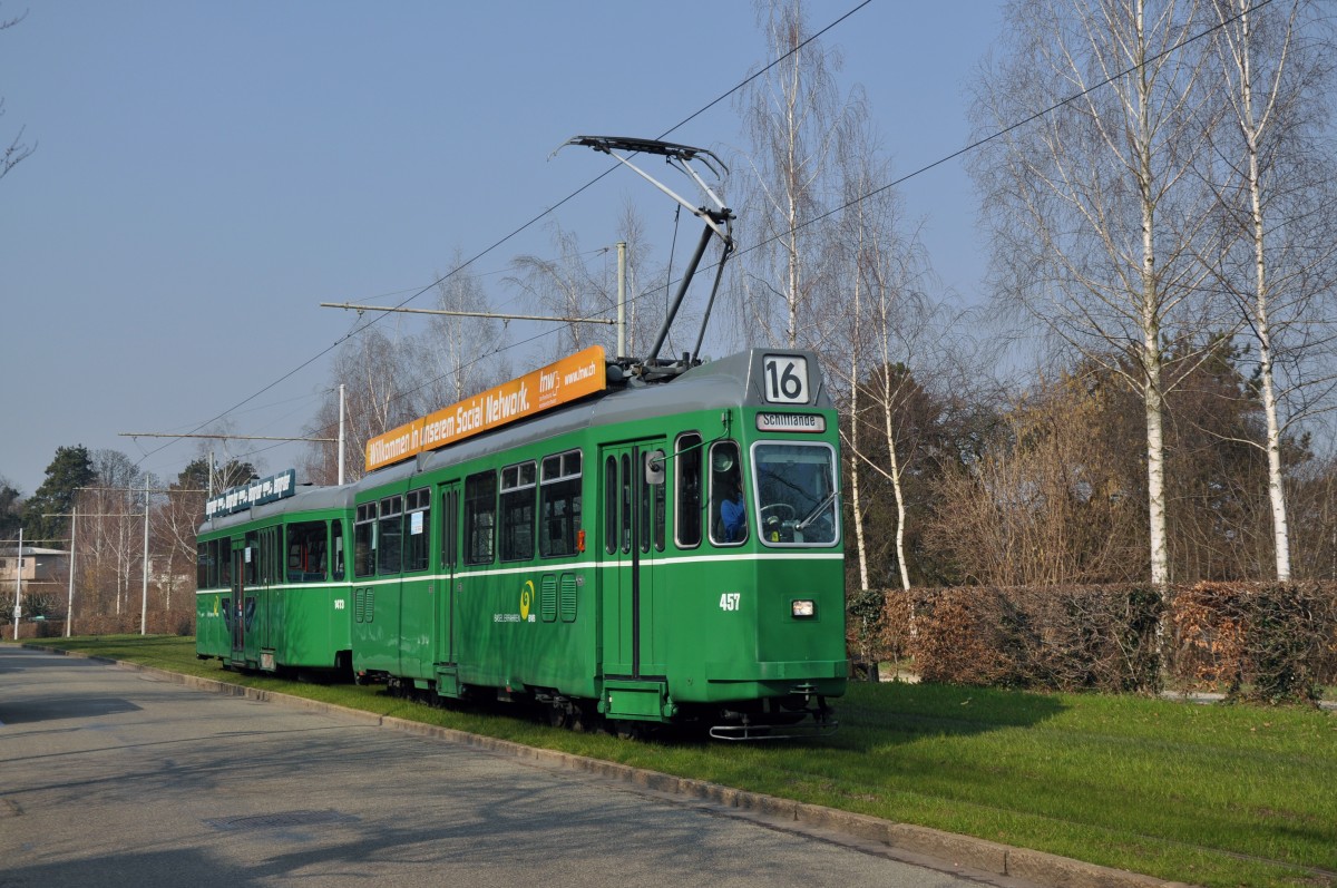 Be 4/4 457 und der B 1473 auf der Linie 16 auf dem Bruderholz. Die Aufnahme stammt vom 06.03.2014.