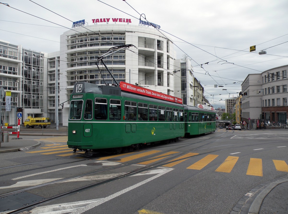 Be 4/4 457 und der B 1489 S auf der Linie 16 kurz vor der Haltestelle Markthalle. Die Aufnahme stammt vom 03.06.2013.