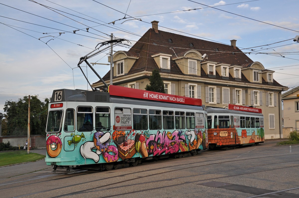 Be 4/4 457 zusammen mit dem B 1473 S auf der Linie 16 im Licht der letzten Sonnenstrahlen beim Depot Dreispitz. Die Aufnahme stammt vom 22.08.2014.