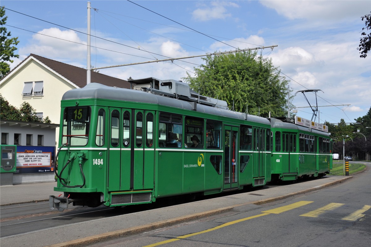 Be 4/4 458 zusammen mit dem B 1494 warten auf dem Bruderholz die nächste Abfahtszeit ab. Die Aufnahme stammt vom 08.08.2014.