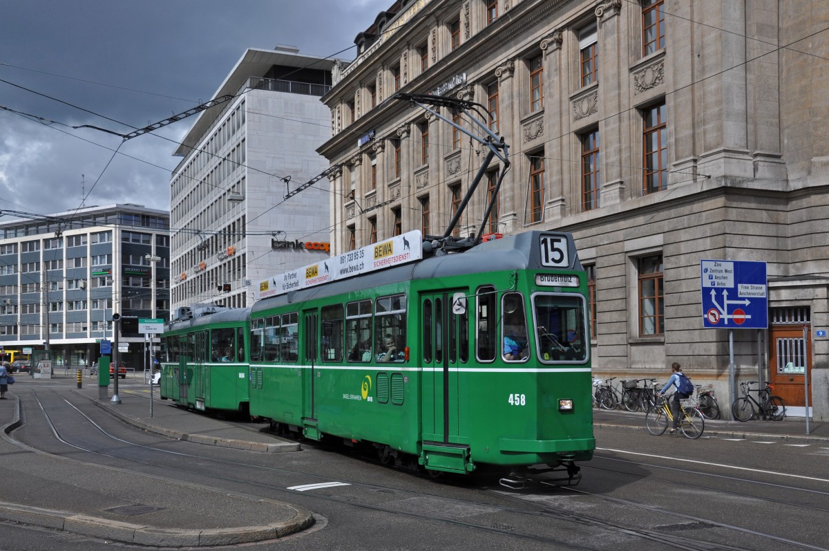 Be 4/4 458 zusammen mit dem B 1494 S fahren zur provisorischen Haltestelle am Aeschenplatz. Die Aufnahme stammt vom 14.08.2014.