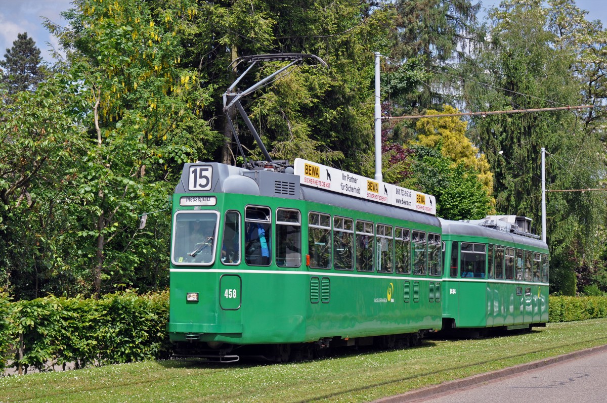 Be 4/4 458 zusammen mit dem B 1494 S auf der Linie 16 fahren zur Haltestelle Hauensteinstrasse. Die Aufnahme stammt vom 18.05.2015.