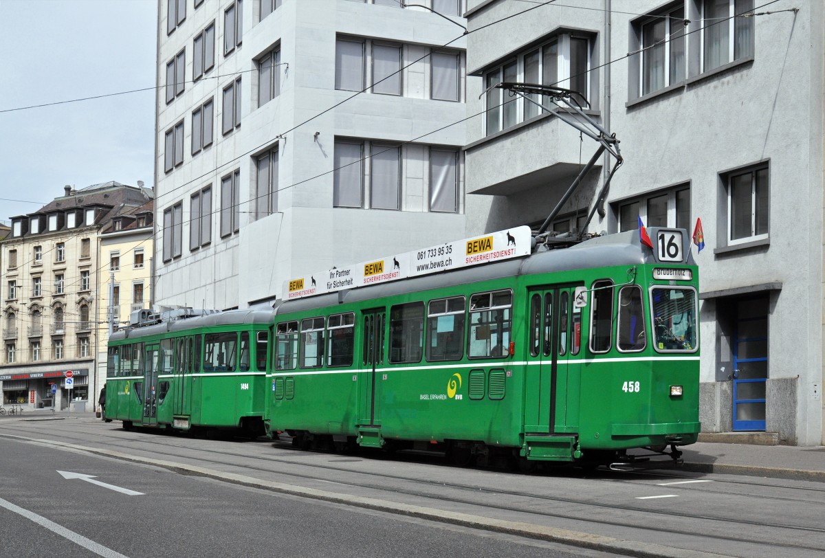 Be 4/4 458 zusammen mit dem B 1494 S auf der Linie 16 warten in der Spiegelgasse auf die nächste Abfahrtszeit. Die Aufnahme stammt vom 25.05.2015.