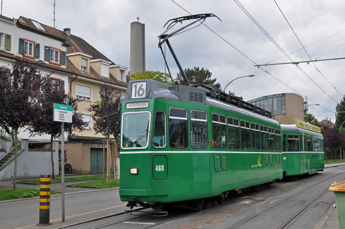 Be 4/4 460 zusammen mit dem B 1496 S auf der Linie 16 wartet an der Endstation auf dem Bruderholz. Die Aufnahme stammt vom 21.09.2015.