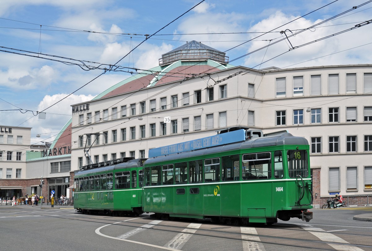 Be 4/4 461 zusammen mit dem B 1464 S, auf der wegen einem Polizeieinsatz in der Innerstadt umgeleiteten Linie 16, wendet am Bahnhof SBB und fährt via Markthalle wieder auf das Bruderholz. Die Aufnahme stammt vom 13.07.2015.