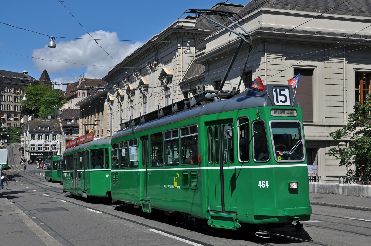 Be 4/4 464 und der B 1477 S auf der Linie 15 am Steinenberg. Die Aufnahme stammt vom 23.05.2014.