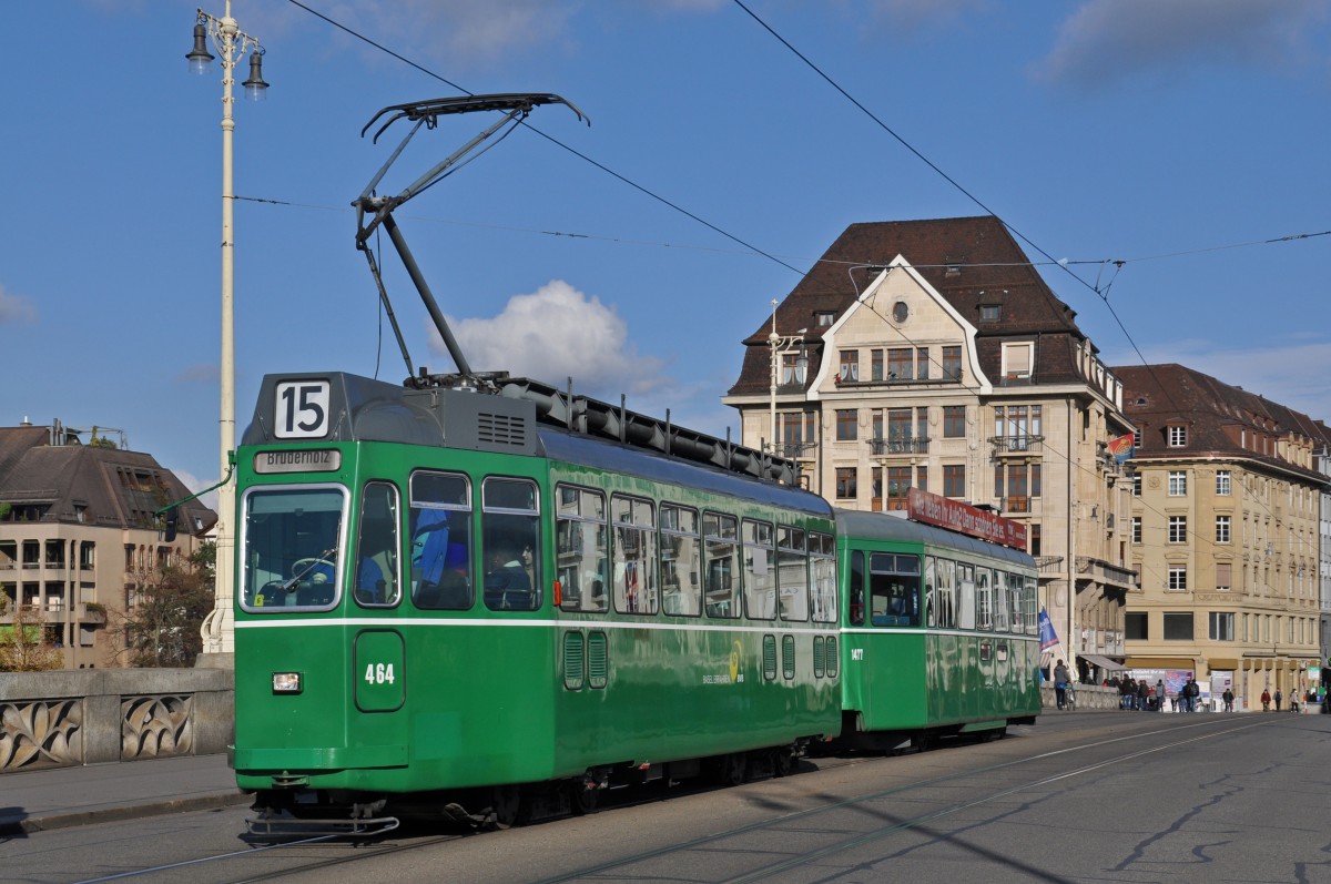 Be 4/4 464 zusammen mit dem B 1477 S auf der Linie 15 überqueren die Mittlere Rheinbrücke. Die Aufnahme stammt vom 06.11.2014.