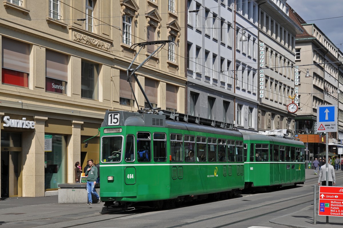 Be 4/4 464 zusammen mit dem B 1481 S auf der Linie 15 bedienen die Haltestelle Rheingasse. Die Aufnahme stammt vom 18.04.2015. 