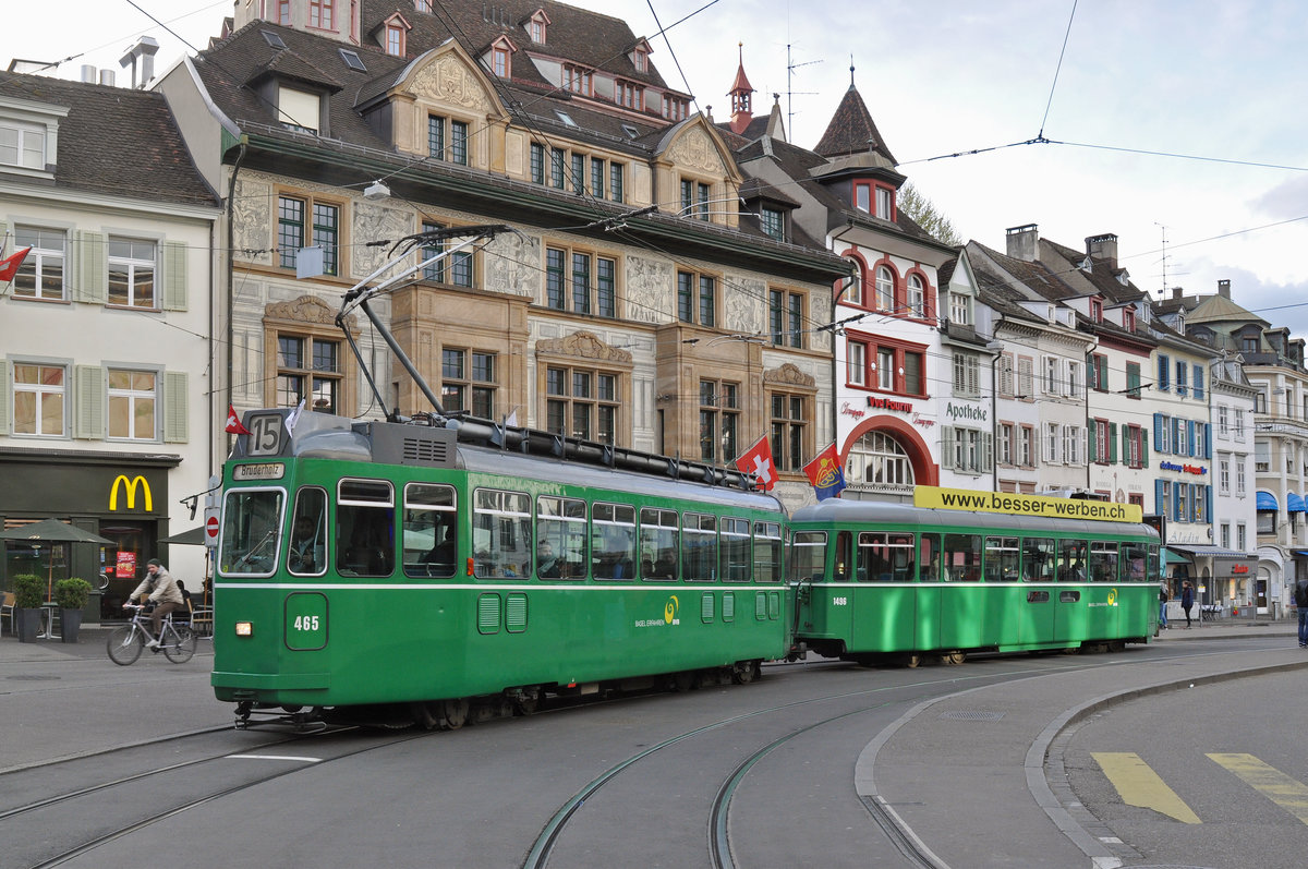 Be 4/4 465 zusammen mit dem B 1496 S, auf der Linie 15, bedienen die Haltestelle am Barfüsserplatz. Die Aufnahme stammt vom 24.04.2016.