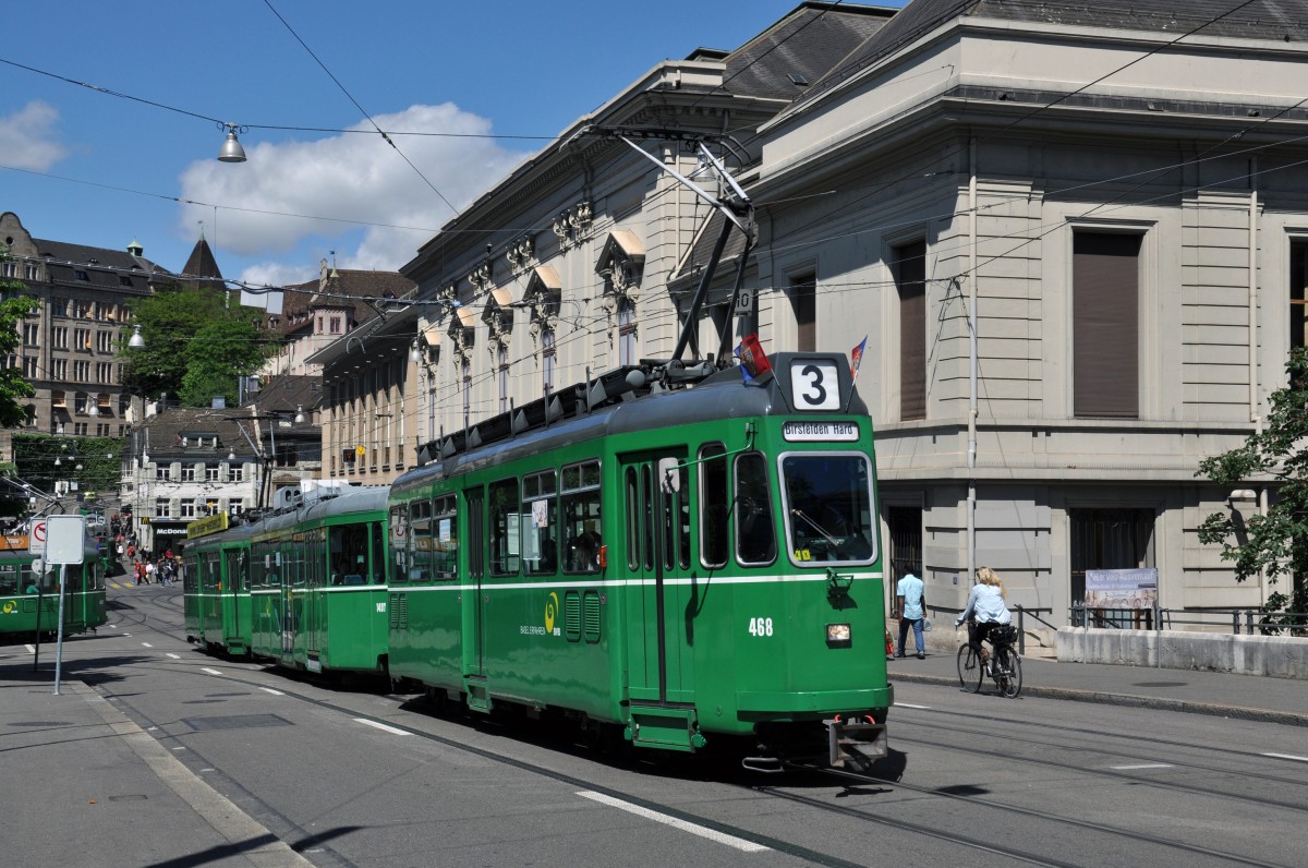 Be 4/4 468 zusammen mit dem B 1497 S und dem Be 4/4 474 auf der Linie 3 am Steinenberg. Die Aufnahme stammt vom 23.05.2014.
