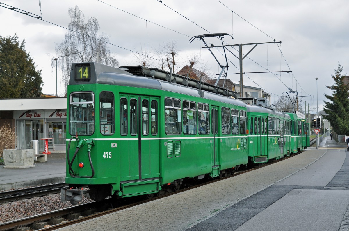 Be 4/4 475 zusammen mit dem B 1473 S und dem Be 4/4 484 auf der Linie 14 stehen an der Endstation in Pratteln. Die Aufnahme stammt vom 12.01.2016.