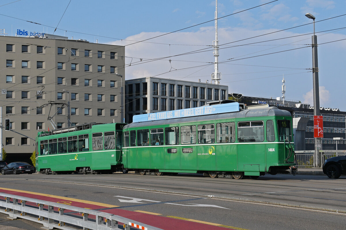 Be 4/4 477 zusammen mit dem B4S 1464, auf der Linie 15, überquert am 16.08.2025 die Münchensteinerbrücke. Aufnahme Basel.