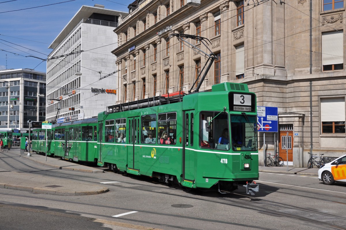 Be 4/4 478 zusammen mit dem B 1492 S und dem Be 4/4 467 auf der Linie 3 am Aeschenplatz. Die Aufnahme stammt vom 18.08.2014.