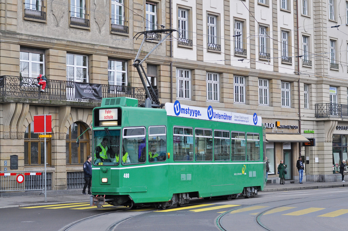 Be 4/4 480 verlässt mit der Fahrschule die Haltestelle Schifflände. Die Aufnahme stammt vom 29.11.2017.