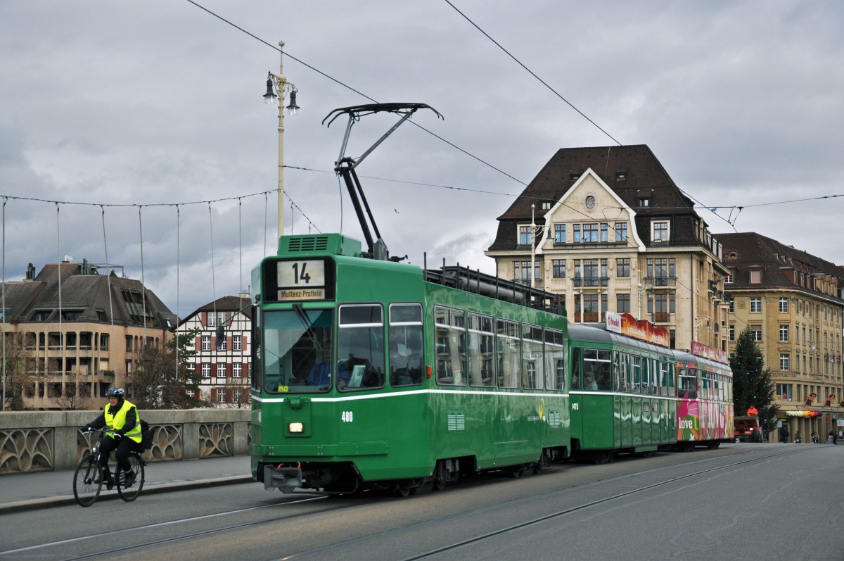 Be 4/4 480 zusammen mit dem B 1475 S und dem B 1447 mit der U-Abo Werbung auf der Linie 14 überquert die Mittlere Rheinbrücke. Die Aufnahme stammt vom 11.12.2014.