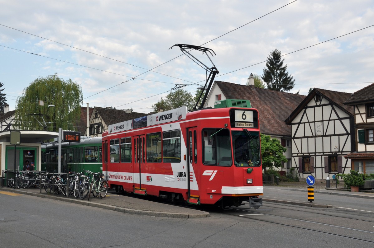 Be 4/4 482 mit der Cemins de fer du Jura Werbung auf der Linie 6 an der Endhaltestelle in Allschwil. Die Aufnahme stammt vom 24.04.2014.