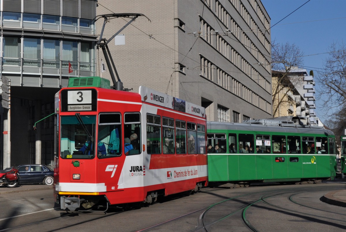 Be 4/4 482 mit der Chemins de fer du Jura Werbung auf der Linie 3 am Aeschenplatz. Die Aufnahme stammt vom 24.02.2014.