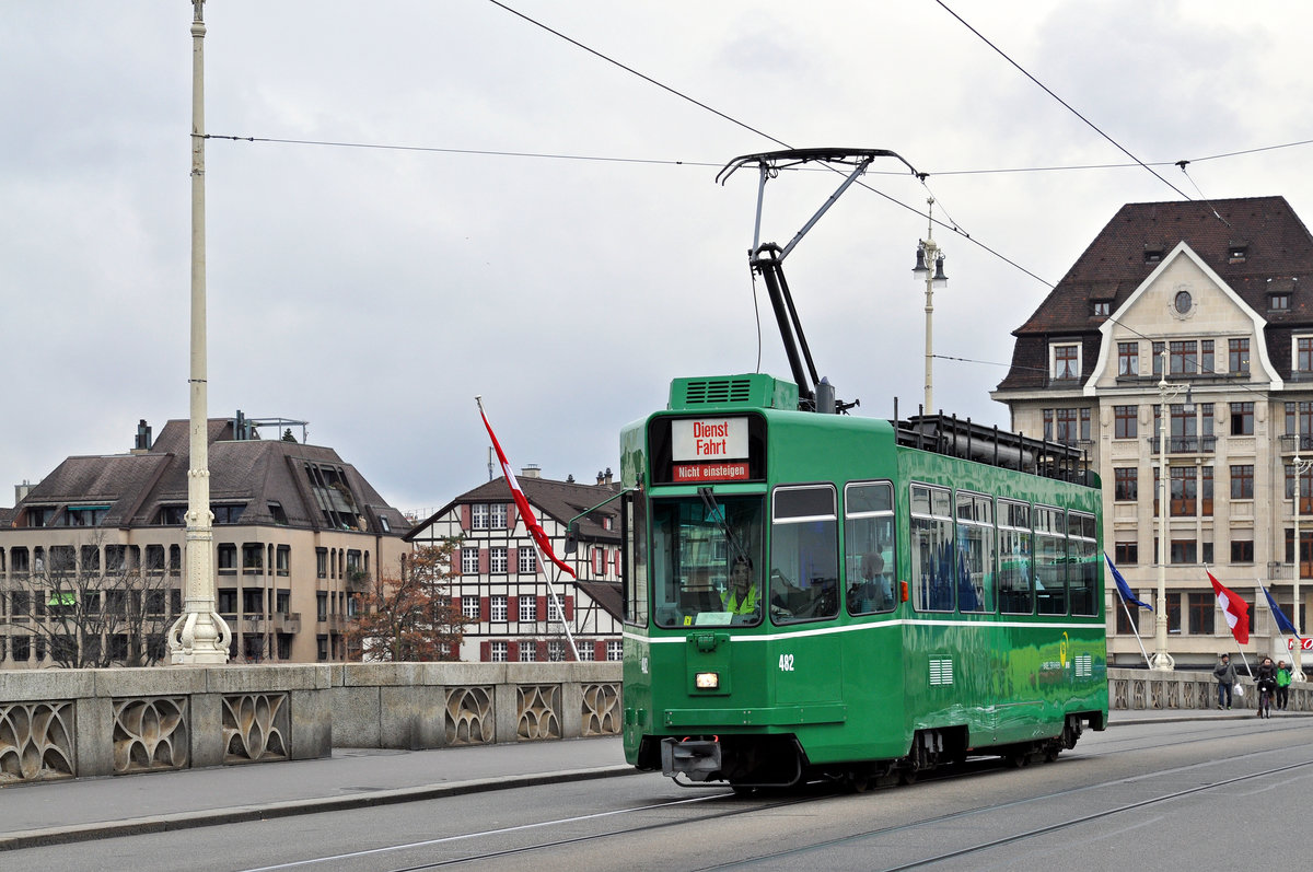 Be 4/4 482 überquert bei einer Probefahrt die Mittlere Rheinbrücke. Die Aufnahme stammt vom 08.03.2016.