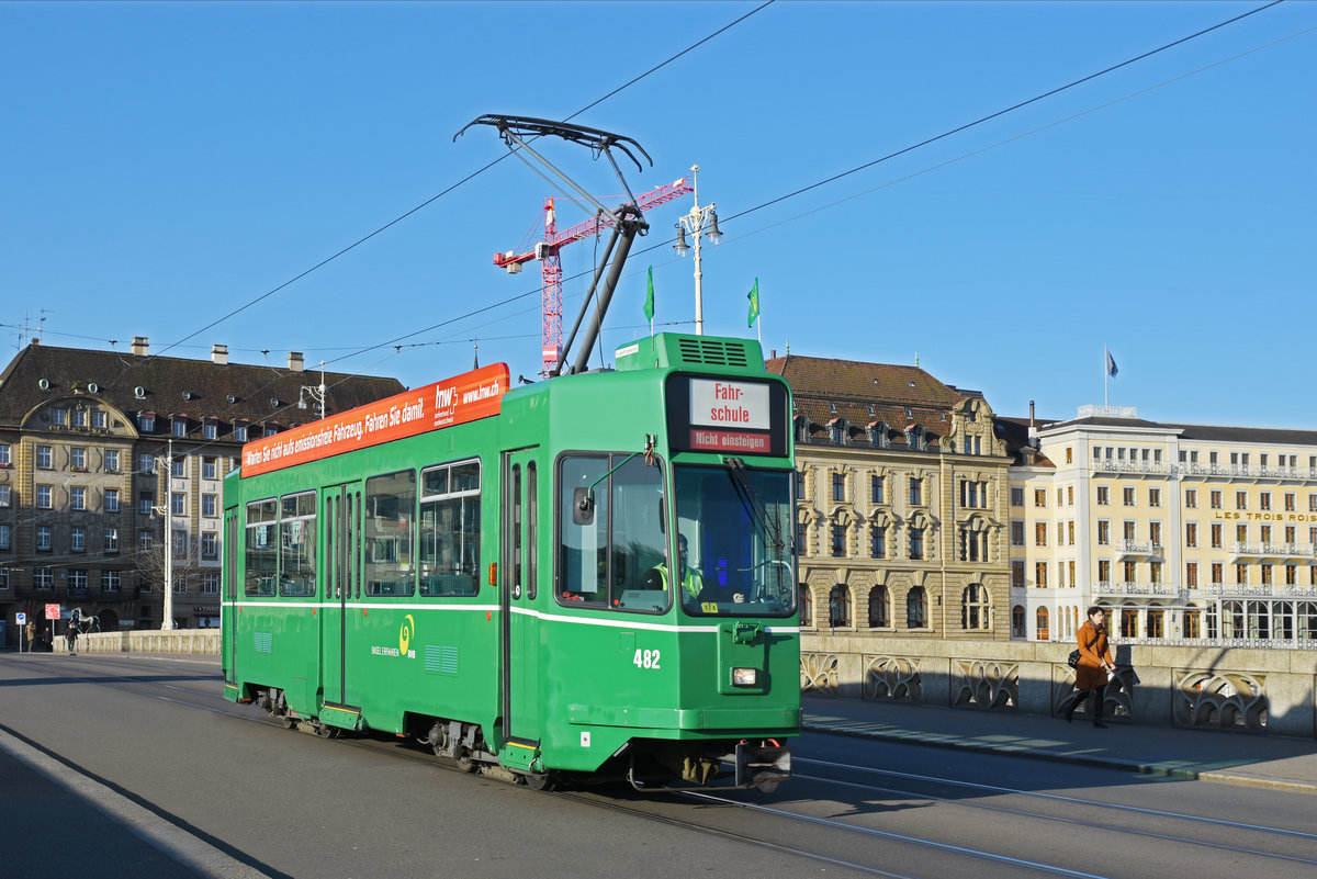 Be 4/4 482 überquert mit der Fahrschule die Mittlere Rheinbrücke. Die Aufnahme stammt vom 28.02.2020.