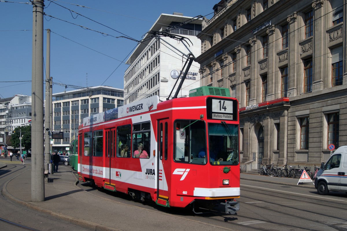 Be 4/4 482 wirbt fr die CHEMINS DE FER DU JURA. Hier steht der Wagen an der Haltestelle Aewschenplatz. Die Aufnahme stammt vom 05.07.2013.