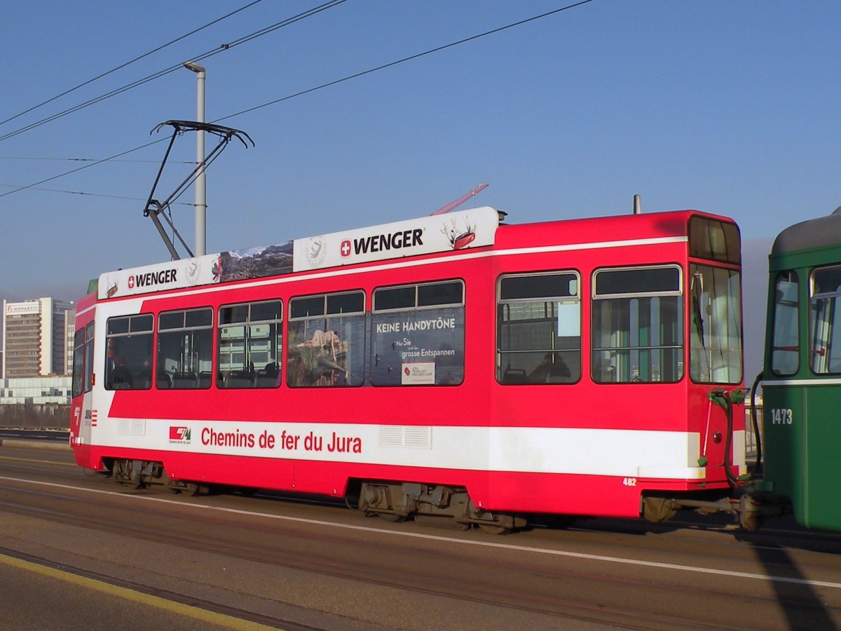 Be 4/4 482 wirbt für die CHEMINS DE FER DU JURA. Hier fährt der Wagen zur Haltestelle Novartis Campus. Die Aufnahme stammt vom 05.12.2013.