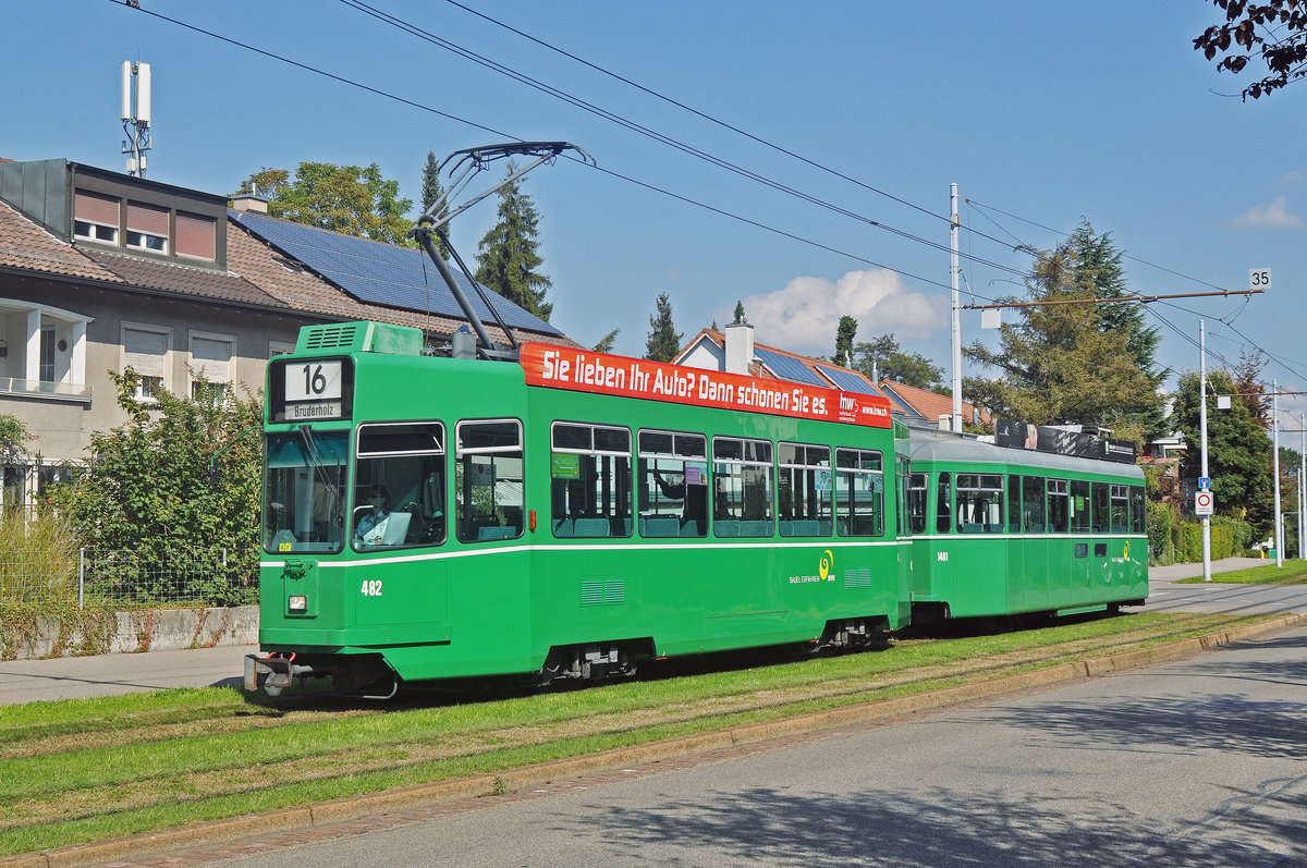 Be 4/4 482 zusammen mit dem B4S 1481, auf der Linie 16, fahren zur Endstation auf dem Bruderholz. Die Aufnahme stammt vom 23.09.2017.