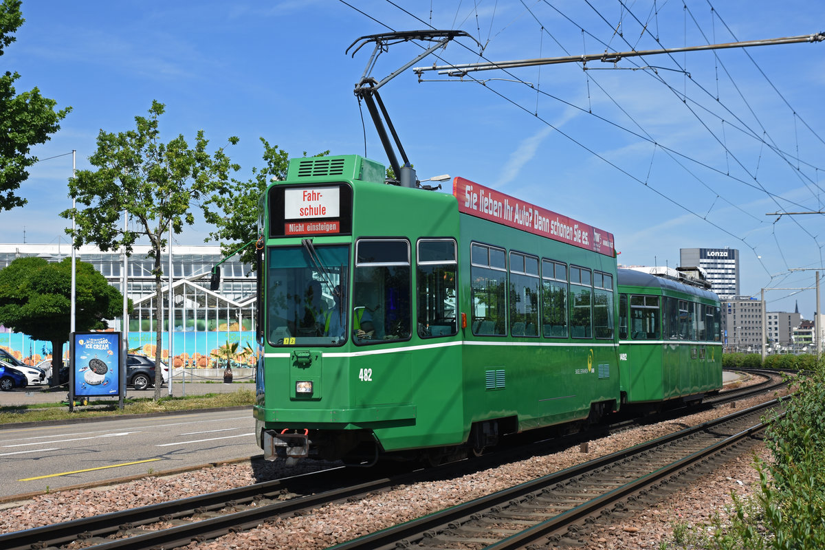 Be 4/4 482 zusammen mit dem B4S 1492 fährt mit der Fahrschule Richtung Depot Dreispitz. Die Aufnahme stammt vom 24.06.2019.