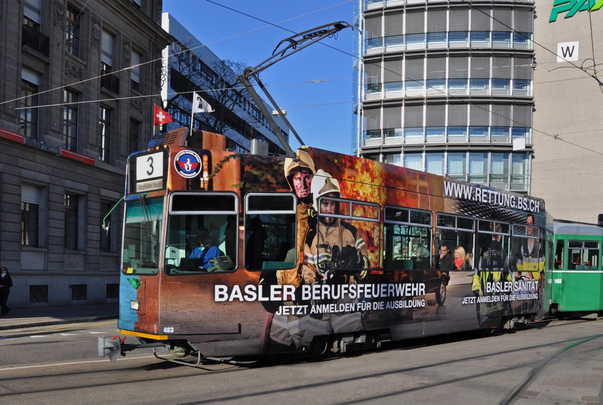 Be 4/4 483 mit der Personalwerbung für die Polizei, Feuerwehr und die Rettung auf der Linie 3 am Aeschenplatz. Die Aufnahme stammt vom 24.02.2014.